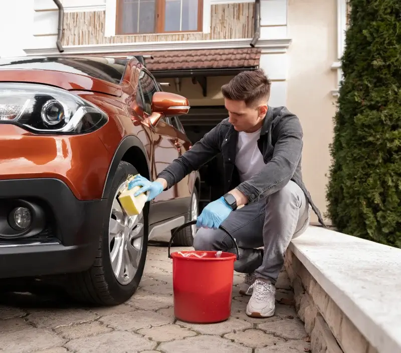 Lavage auto à domicile Chavagnes-les-Redoux : professionnel intervenant sur un véhicule